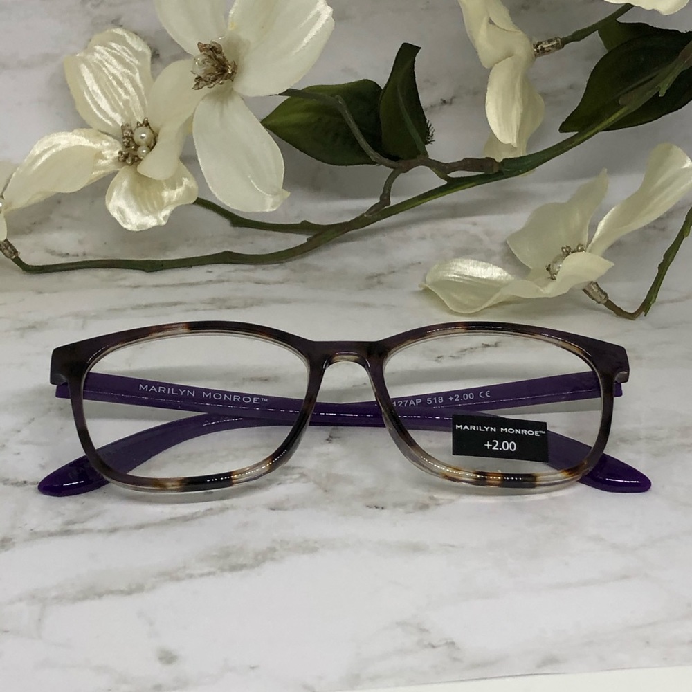Marilyn Monroe reading glasses